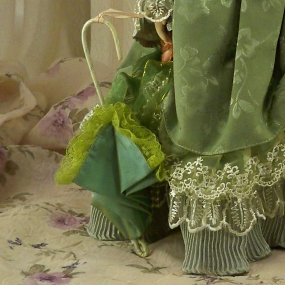 *Cathay Collection Porcelain 2 Doll W/Stand - Picture 3 of 9